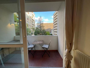 Dream Dwell Paris -Studio with Balcony 800m to Trocadéro and Tour Eiffel